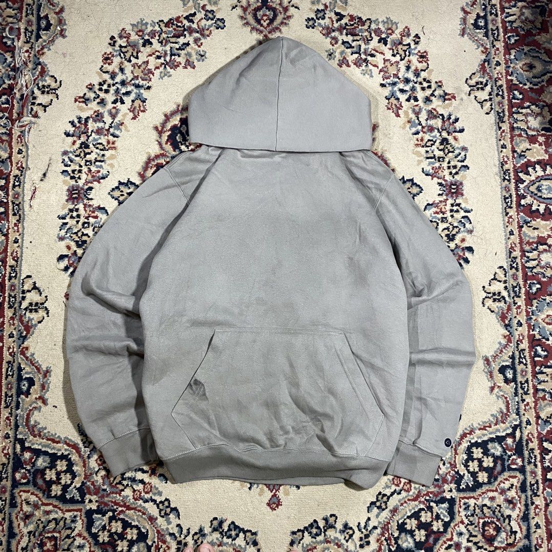 Plain Grey Hooded Sweatshirt with Front Pocket (Category: Coats, Jackets and Outerwear) located in Manila. Submitted by thrifturfit_star (Listing ID 1464943013, Image 1). Description: - Colour: Solid grey - Features: Large front kangaroo pocket & double-layered hood for extra warmth - Fit/Details: Ribbed cuffs and hem to maintain shape, plus a subtle dark tag near the left cuff - Style: Clean, minimalist design that is easy to pair with any daily