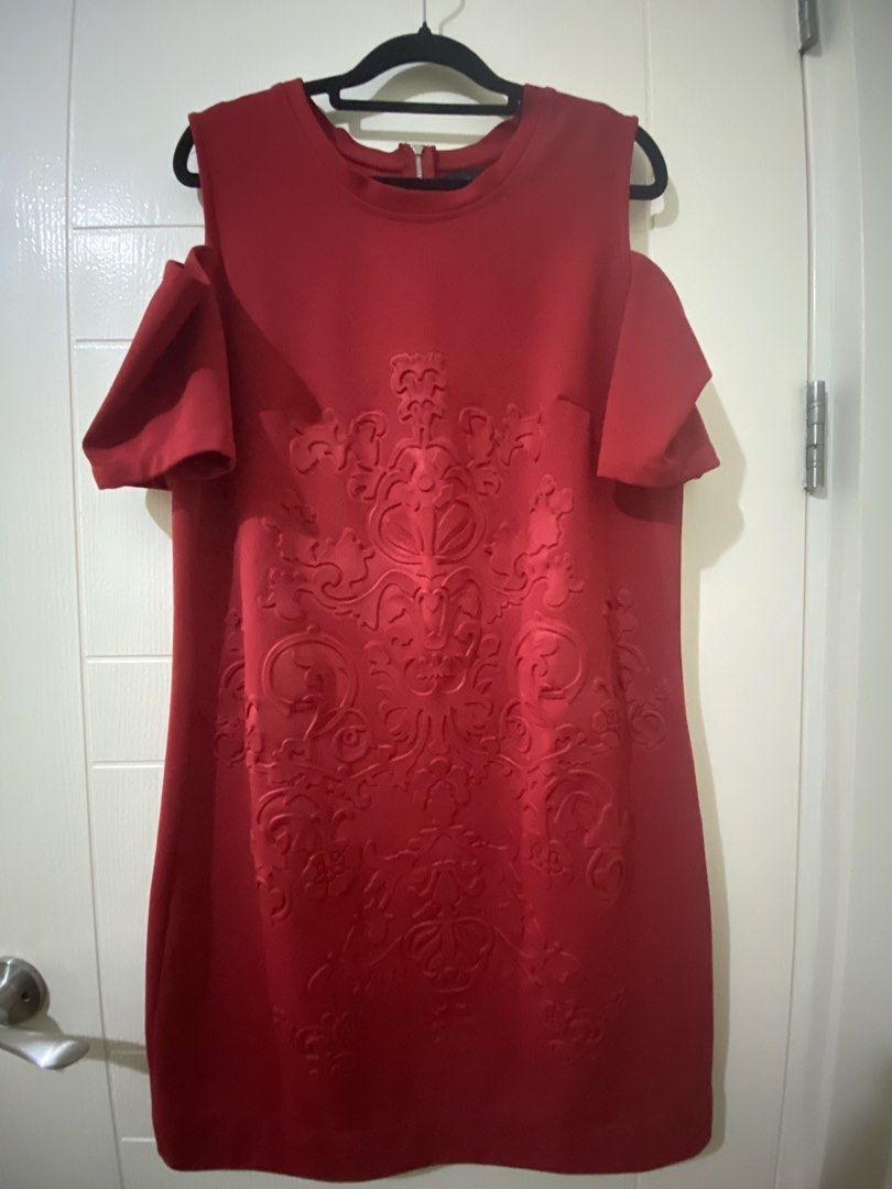 Plains & Prints Red Cold Shoulder Dress Size L (Category: Dresses) located in Quezon City. Submitted by jiujitsu_la (Listing ID 1464802882, Image 1). Description: - Brand: Plains & Prints - Color: Red - Size: PHL L (EUR 12, USA 8) - Design: Cold shoulder sleeves with crew neckline - Details: Textured embossed floral pattern on front panel - Closure: Convenient back zip - Condition: Excellent/Ready to wear.