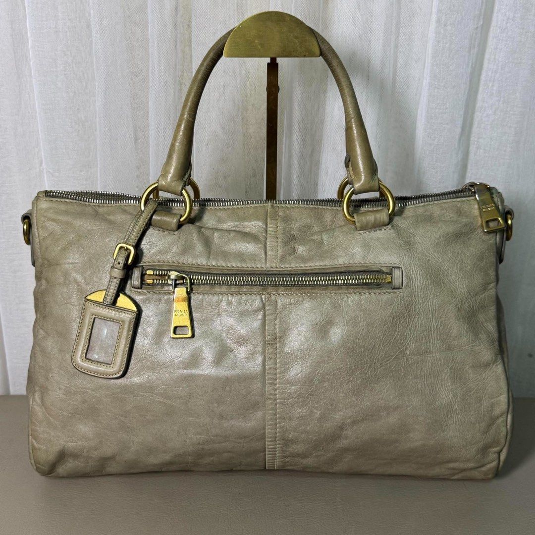 Prada Grey Leather Tote Handbag (Category: Luxury Bags & Wallets) located in Madrid. Submitted by jhunaceee (Listing ID 1464892403, Image 2). Description: 💯Authentic Sign of use No major flaw Bag only.