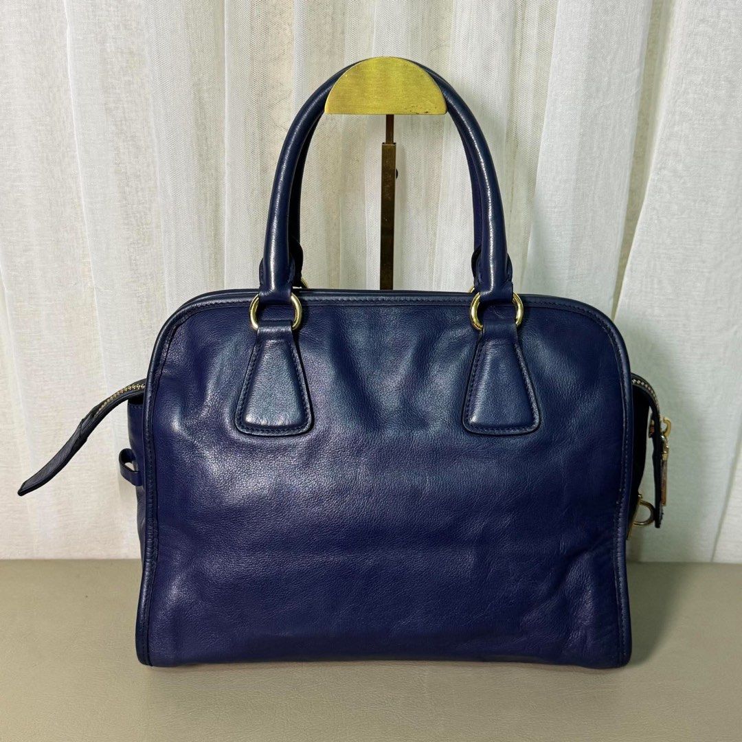 Prada Navy Blue Leather Satchel Handbag (Category: Luxury Bags & Wallets) located in Madrid. Submitted by jhunaceee (Listing ID 1464892907, Image 2). Description: 💯Authentic No issue Bag only.
