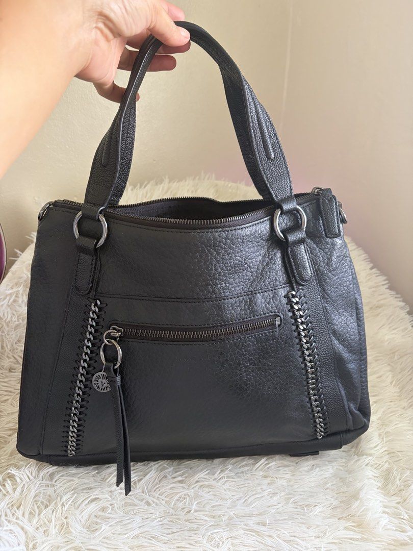 Preloved Anne Klein Shoulder bag (Category: Shoulder Bags) located in General Mariano Alvarez. Submitted by maxiscollections (Listing ID 1464779523, Image 1). Description: Preloved Anne Klein Shoulder bag May slot for long strap Medium size.