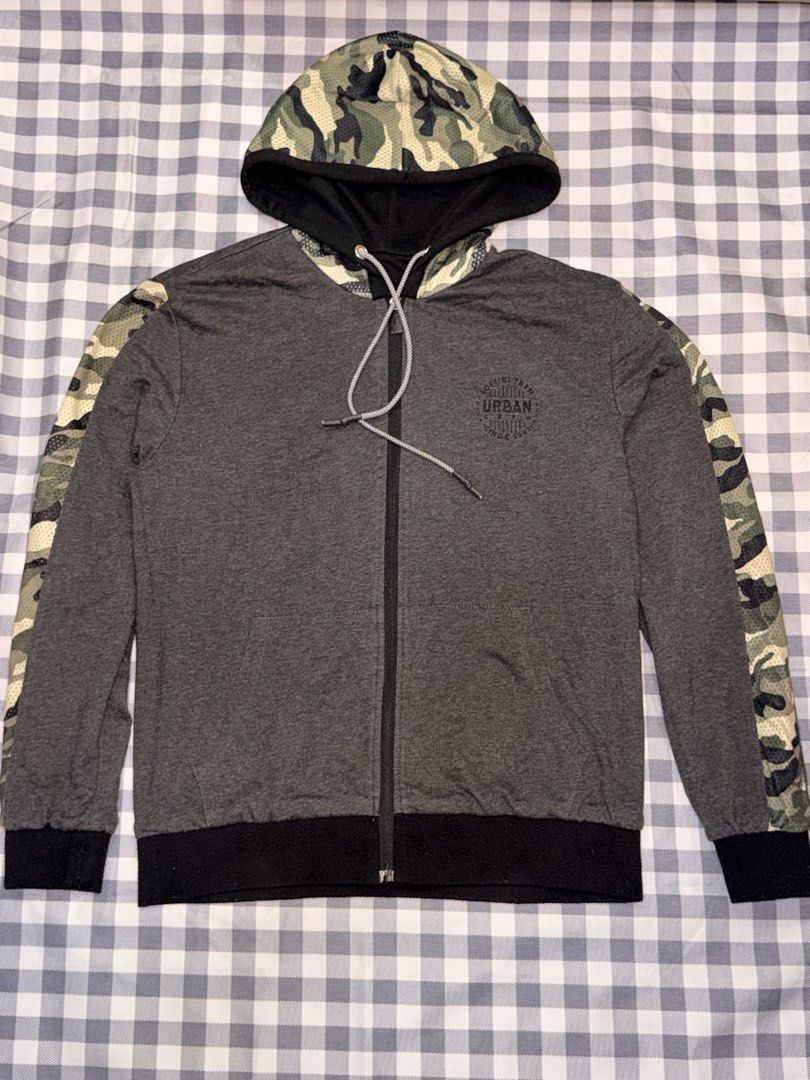 Preloved- Bossini Reversible Zip-Up Jacket 🧥 (Category: Coats, Jackets and Outerwear) located in Manila. Submitted by littlefindsbyb (Listing ID 1464780929, Image 2). Description: 🧥 Preloved Bossini Reversible Zip-Up Hoodie Jacket 🧥 2-in-1 style! Wear it two ways — sleek solid black or grey with camo sleeves. Two looks in one versatile piece! 😎 📏 Measurements: • Chest: ~40–42” • Length: ~27–28” • Best fits Medium 👕 Details: • Brand: Bossini
