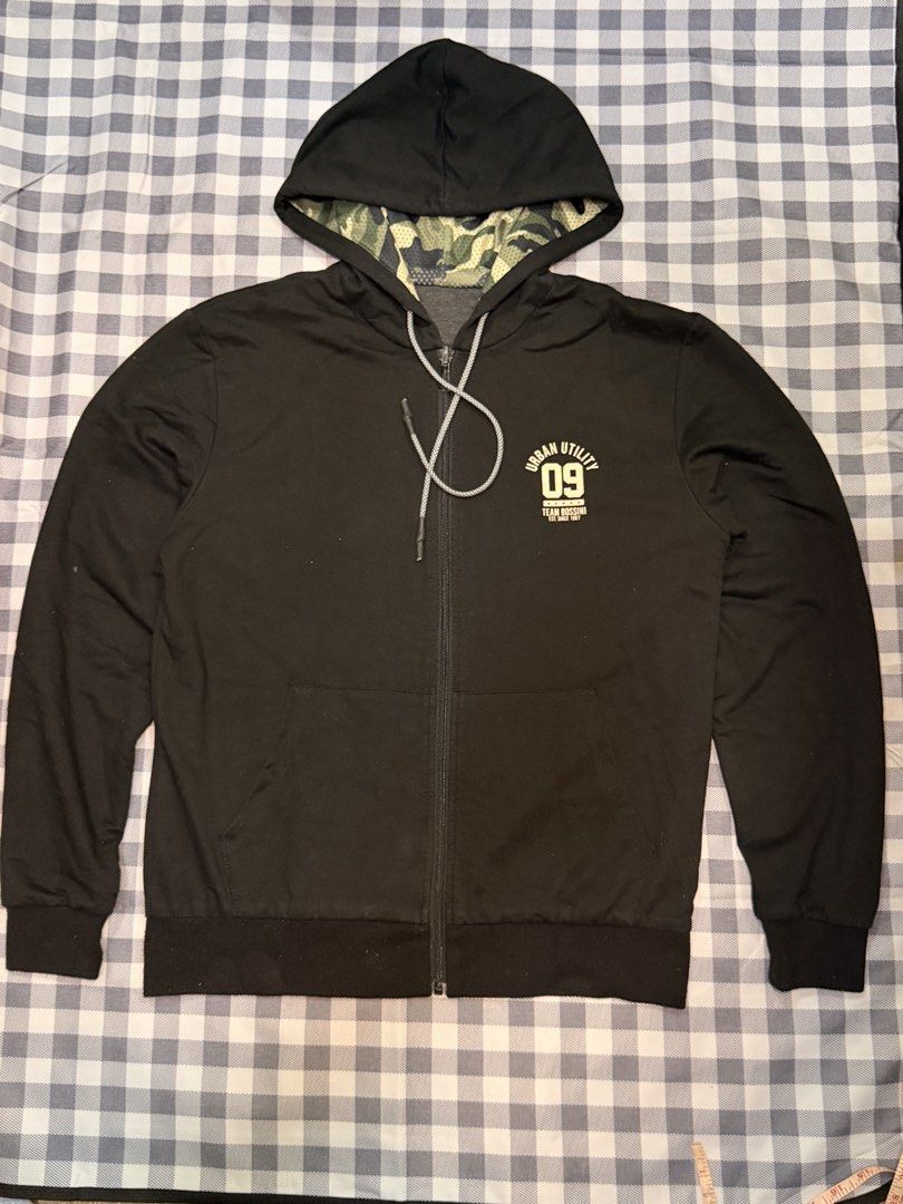 Preloved- Bossini Reversible Zip-Up Jacket 🧥 (Category: Coats, Jackets and Outerwear) located in Manila. Submitted by littlefindsbyb (Listing ID 1464780929, Image 3). Description: 🧥 Preloved Bossini Reversible Zip-Up Hoodie Jacket 🧥 2-in-1 style! Wear it two ways — sleek solid black or grey with camo sleeves. Two looks in one versatile piece! 😎 📏 Measurements: • Chest: ~40–42” • Length: ~27–28” • Best fits Medium 👕 Details: • Brand: Bossini