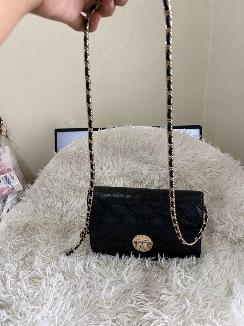Preloved Metrocity Chain Sling bag (Category: Cross-body Bags) located in General Mariano Alvarez. Submitted by maxiscollections (Listing ID 1464780843, Image 1). Description: Preloved Metrocity Chain Sling bag Leather body Chain strap.