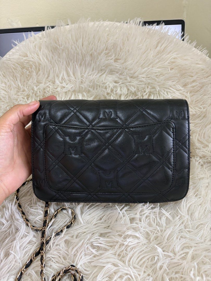Preloved Metrocity Chain Sling bag (Category: Cross-body Bags) located in General Mariano Alvarez. Submitted by maxiscollections (Listing ID 1464780843, Image 3). Description: Preloved Metrocity Chain Sling bag Leather body Chain strap.