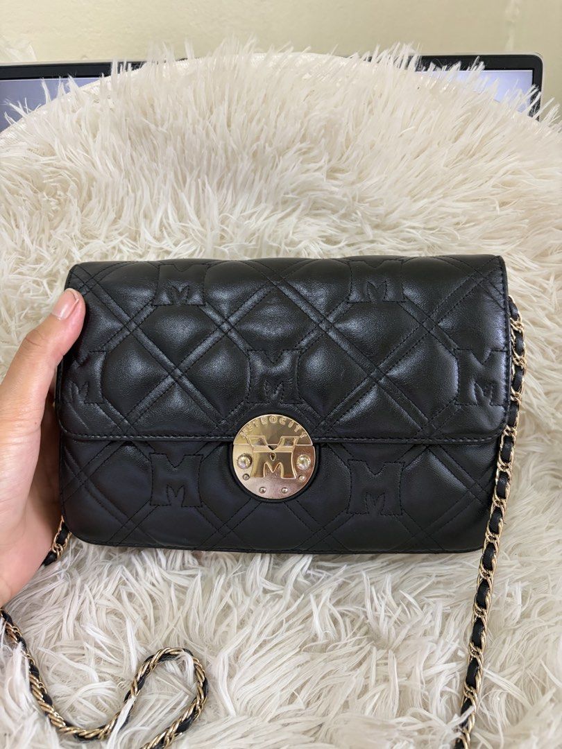 Preloved Metrocity Chain Sling bag (Category: Cross-body Bags) located in General Mariano Alvarez. Submitted by maxiscollections (Listing ID 1464780843, Image 2). Description: Preloved Metrocity Chain Sling bag Leather body Chain strap.