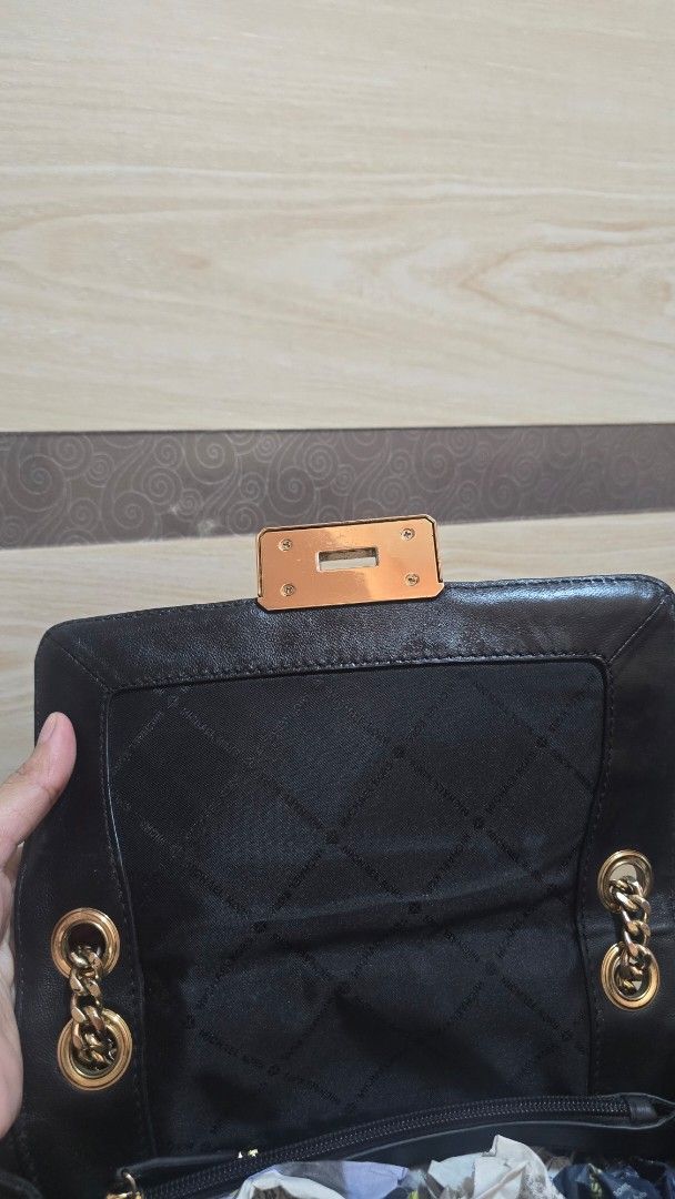 Preloved Michael Kors Quilted Black Leather Shoulder Bag (Category: Luxury Bags & Wallets) located in Quezon City. Submitted by mbpreloved65 (Listing ID 1464863513, Image 3). Description: - Brand: Michael Kors - Material: Black quilted leather with gold hardware - Strap: Elegant gold chain strap - Closure: Secure front flap with turn-lock - Interior: Signature black monogram lining with a convenient zipper pocket - Size: Perfect for carrying dail
