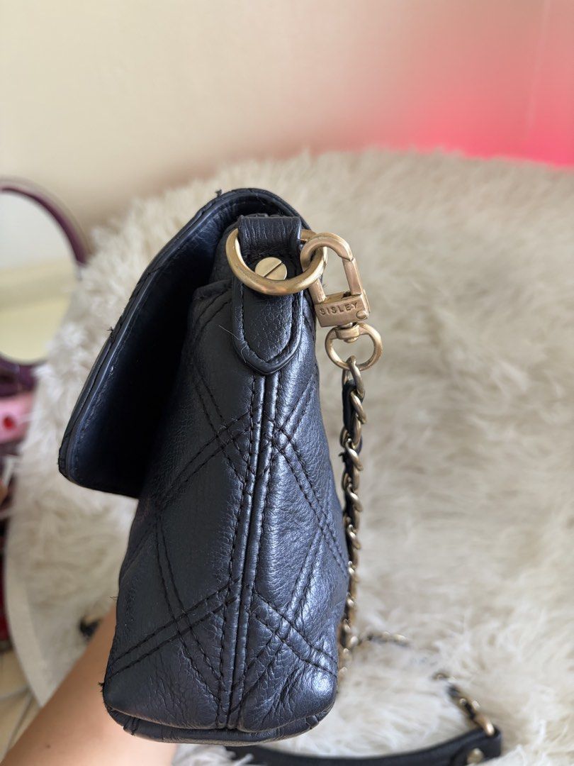 Preloved Sisley Sling bag (Category: Cross-body Bags) located in General Mariano Alvarez. Submitted by maxiscollections (Listing ID 1464779758, Image 3). Description: Preloved Sisley Sling bag Leather body Chain strap .