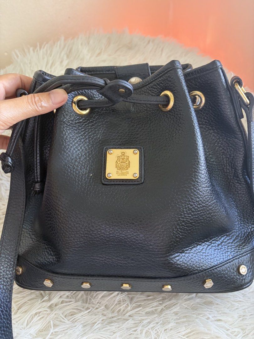 Preloved St Scott Bucket Sling bag (Category: Cross-body Bags) located in General Mariano Alvarez. Submitted by maxiscollections (Listing ID 1464779126, Image 2). Description: Preloved St Scott Bucket Sling bag Medium size.