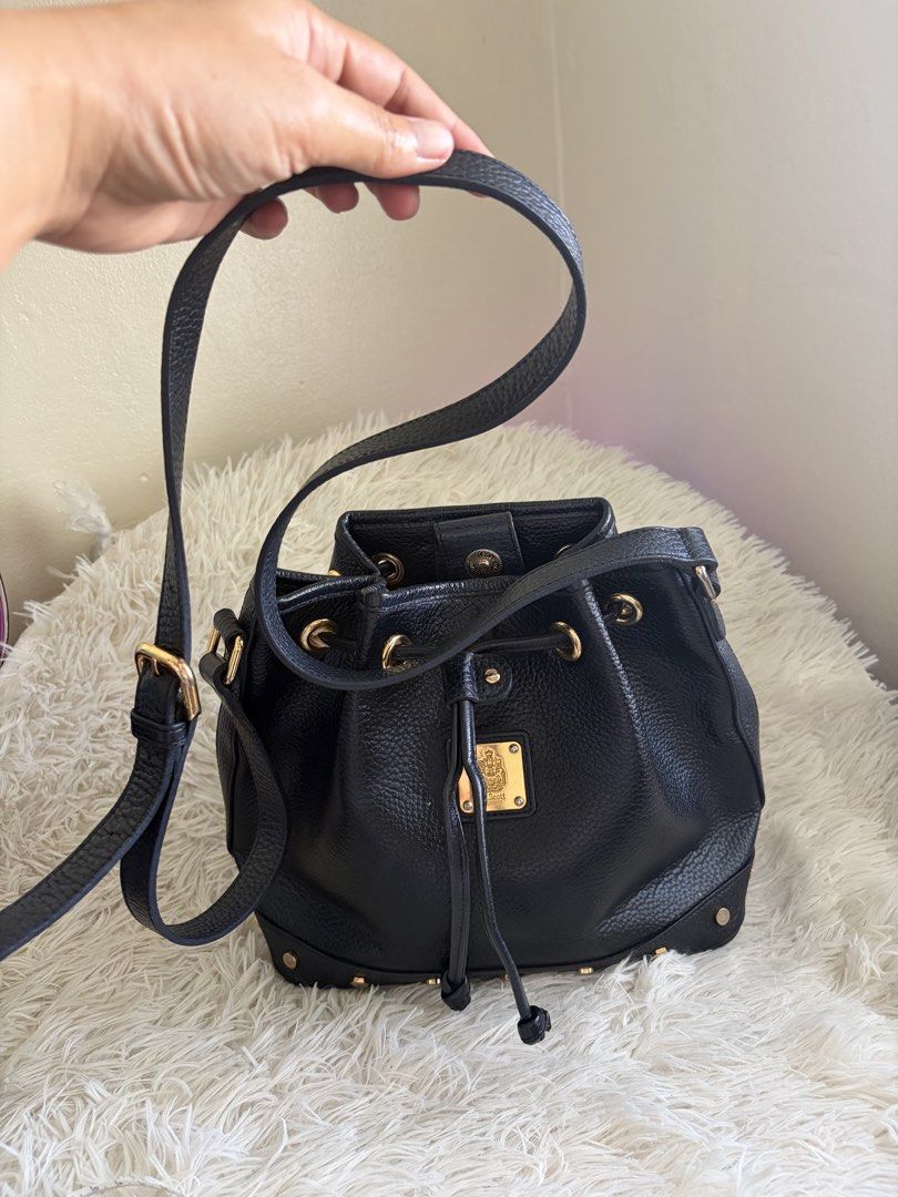 Preloved St Scott Bucket Sling bag (Category: Cross-body Bags) located in General Mariano Alvarez. Submitted by maxiscollections (Listing ID 1464779126, Image 1). Description: Preloved St Scott Bucket Sling bag Medium size.