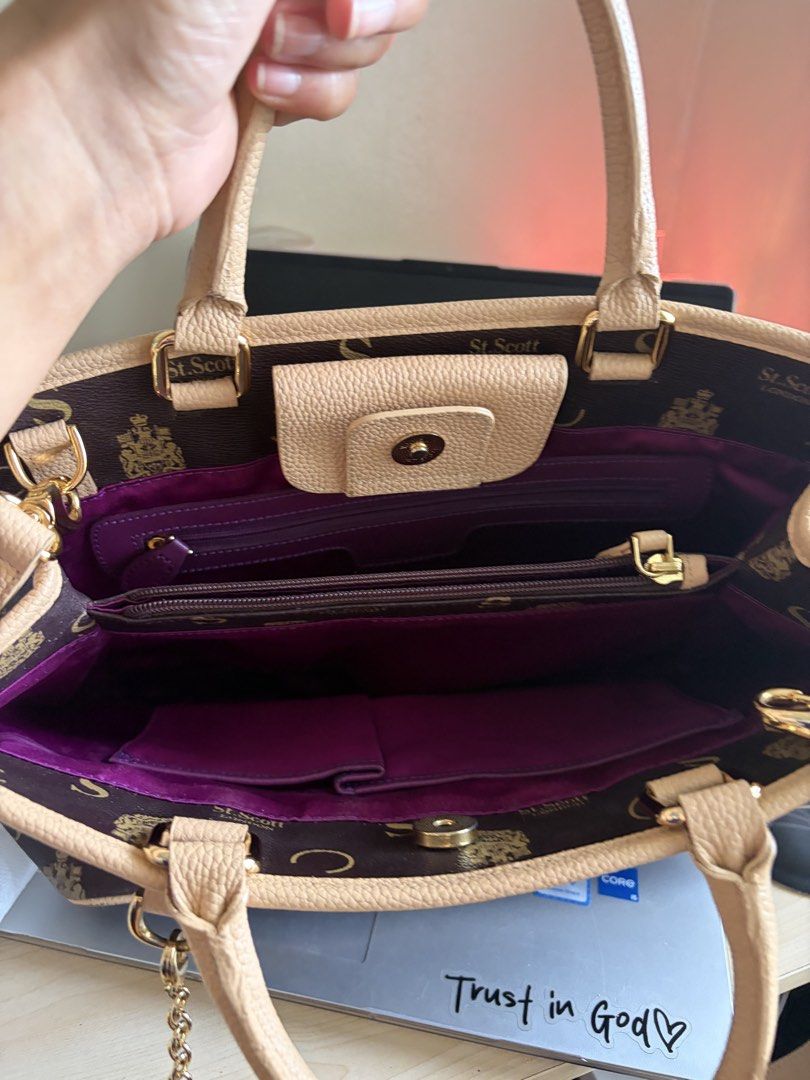 Preloved St Scott Two way bag (Category: Shoulder Bags) located in General Mariano Alvarez. Submitted by maxiscollections (Listing ID 1464778969, Image 3). Description: Preloved St Scott Two way bag Medium size Like new.