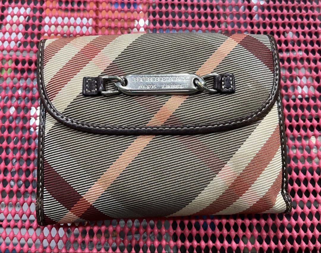 Preloved Vintage Burberry Wallet (Category: Luxury Bags & Wallets) located in Iloilo. Submitted by preciousgems_collection (Listing ID 1464855466, Image 1). Description: Preloved.