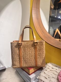 （分類：）位於 。 由 preownedluxuryclotheshk 提交（商品編號 1464814677，圖片 1）。簡介： 。