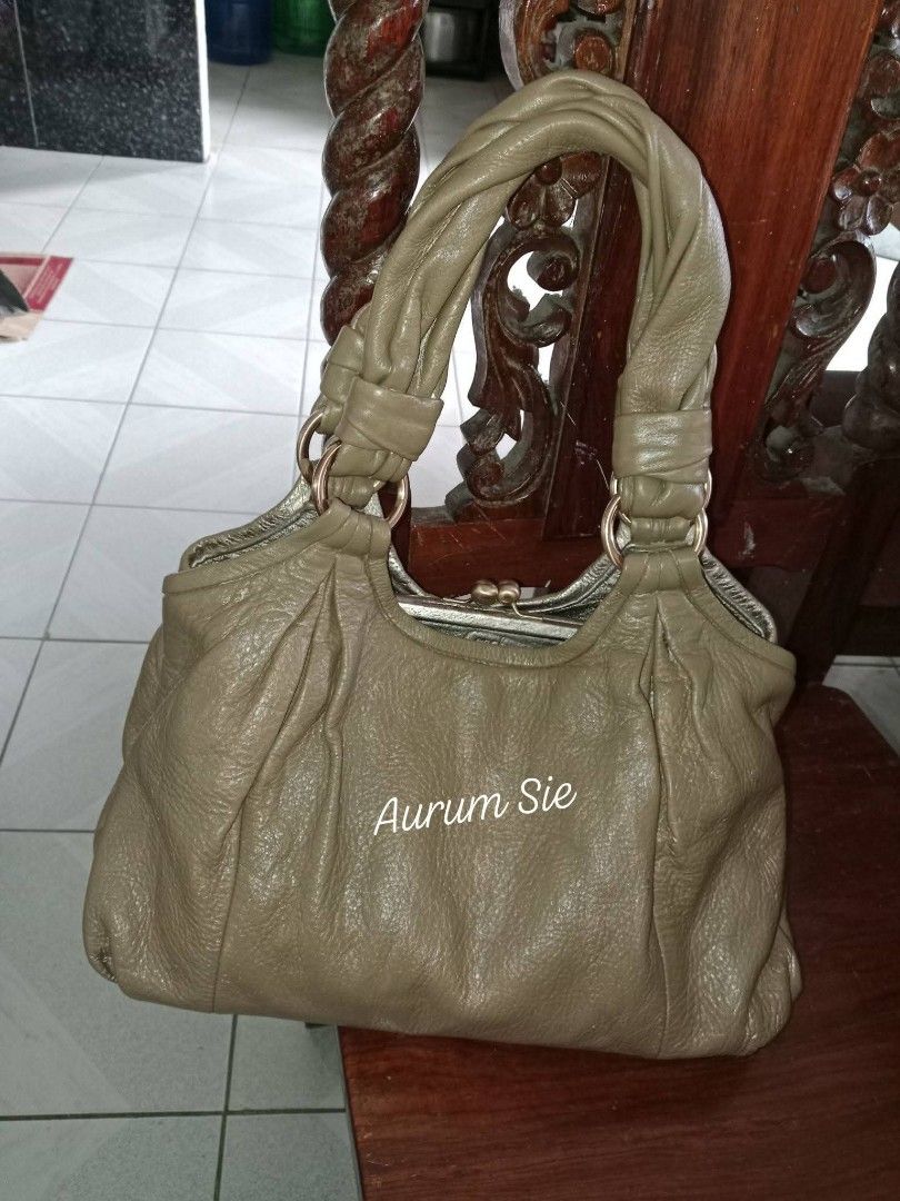 Project Bag Coach Kisllock Parker (Category: Luxury Bags & Wallets) located in Baguio. Submitted by aurumsie (Listing ID 1464915866, Image 1). Description: repainted lang from champagne to taupe (need pa ipaint sa loob naubos na kasi, send ko nalang link ng binili ko na paint) no other history of repairs, repainted lang talaga. Interior is okay pa authentic 3 compartments no hangtag intact creed 1.8k LP.