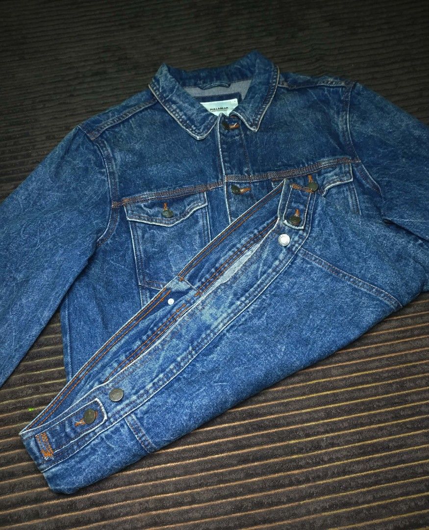 Pull & Bear Denim Jacket Size XL (Category: Coats, Jackets and Outerwear) located in Manila. Submitted by norathrifted (Listing ID 1464791547, Image 2). Description: - Brand: Pull & Bear - Size: XL / MEX 42 - Material: Sturdy cotton denim - Origin: Made in Bangladesh - Design: Heavy acid wash vintage finish - Features: Button-up front with metal buttons, chest flap pockets, and side pockets - Condition: Ready to wear.
