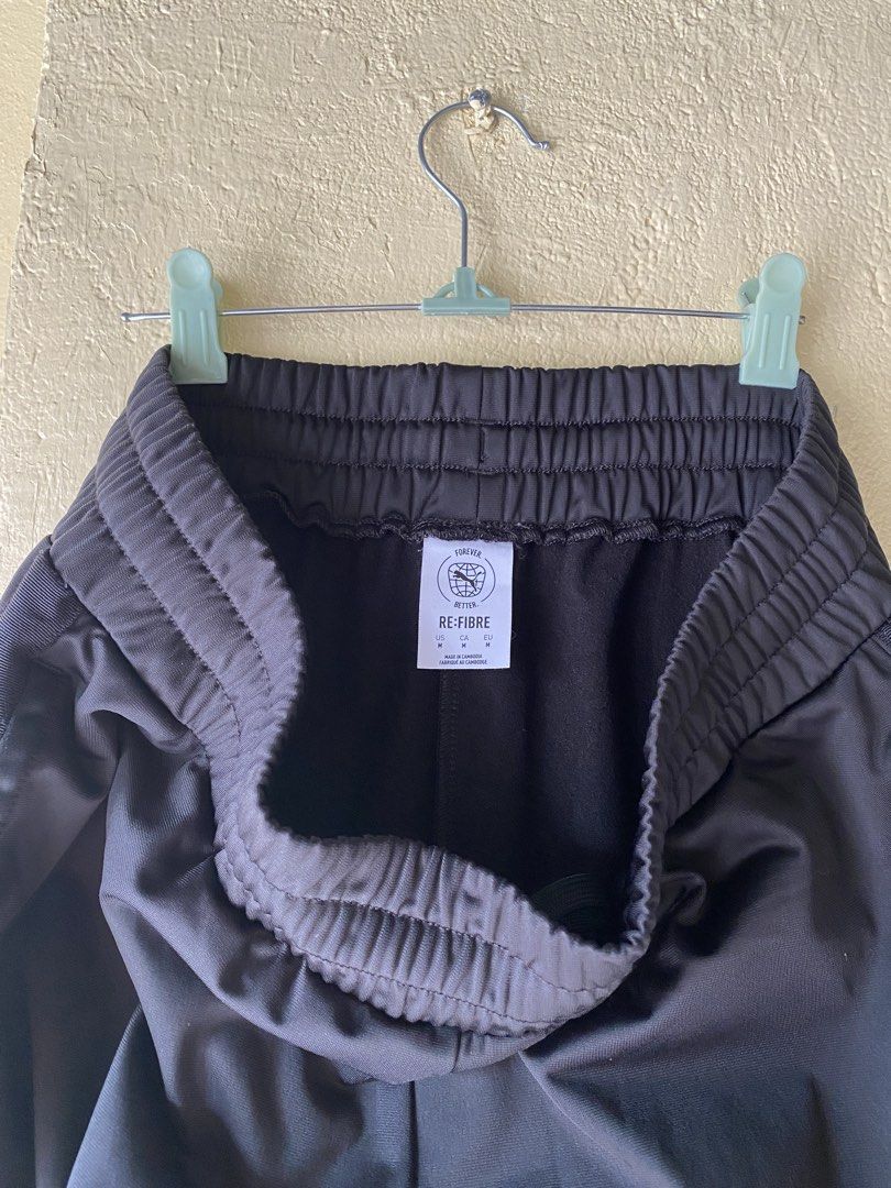 Puma trackpants (Category: Joggers) located in Calapan. Submitted by mnlhabithrift23 (Listing ID 1464900364, Image 2). Description: Waist : 34 up Length : 40 Leg hole : 12 Color rate : 9.8/10 Issue : none.