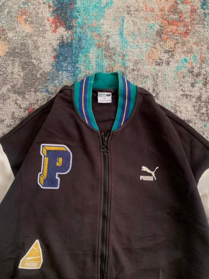 PUMA ZIP UP BOMBER JACKET (Category: Coats, Jackets and Outerwear) located in Binangonan. Submitted by thriftwel (Listing ID 1464797602, Image 2). Description: Puma zip-up bomber jacket ❄️ Width: 25 Length:28 Best fit: XL CR: 9.9/10 Need wash Very good condition.
