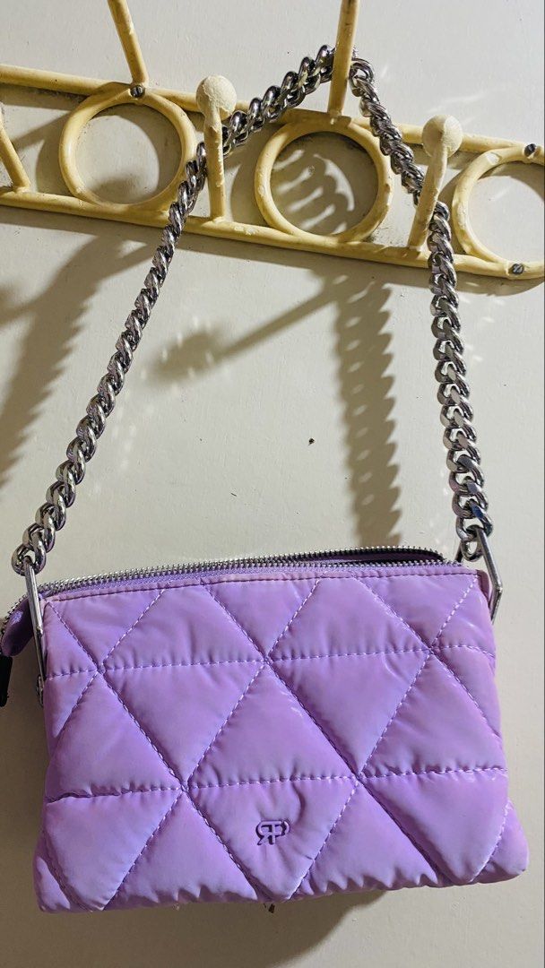 Quilted Light Purple Chain Shoulder Bag (Category: Shoulder Bags) located in Santiago. Submitted by kjuvieann39 (Listing ID 1464803612, Image 1). Description: - Color: Light purple with subtle front logo stamp - Design: Quilted diamond stitching with soft padded material - Hardware: Trendy chunky silver-tone chain strap - Closure: Secure top zip closure - Interior: Black fabric lining with multiple compartments for organization - Size: Compact an