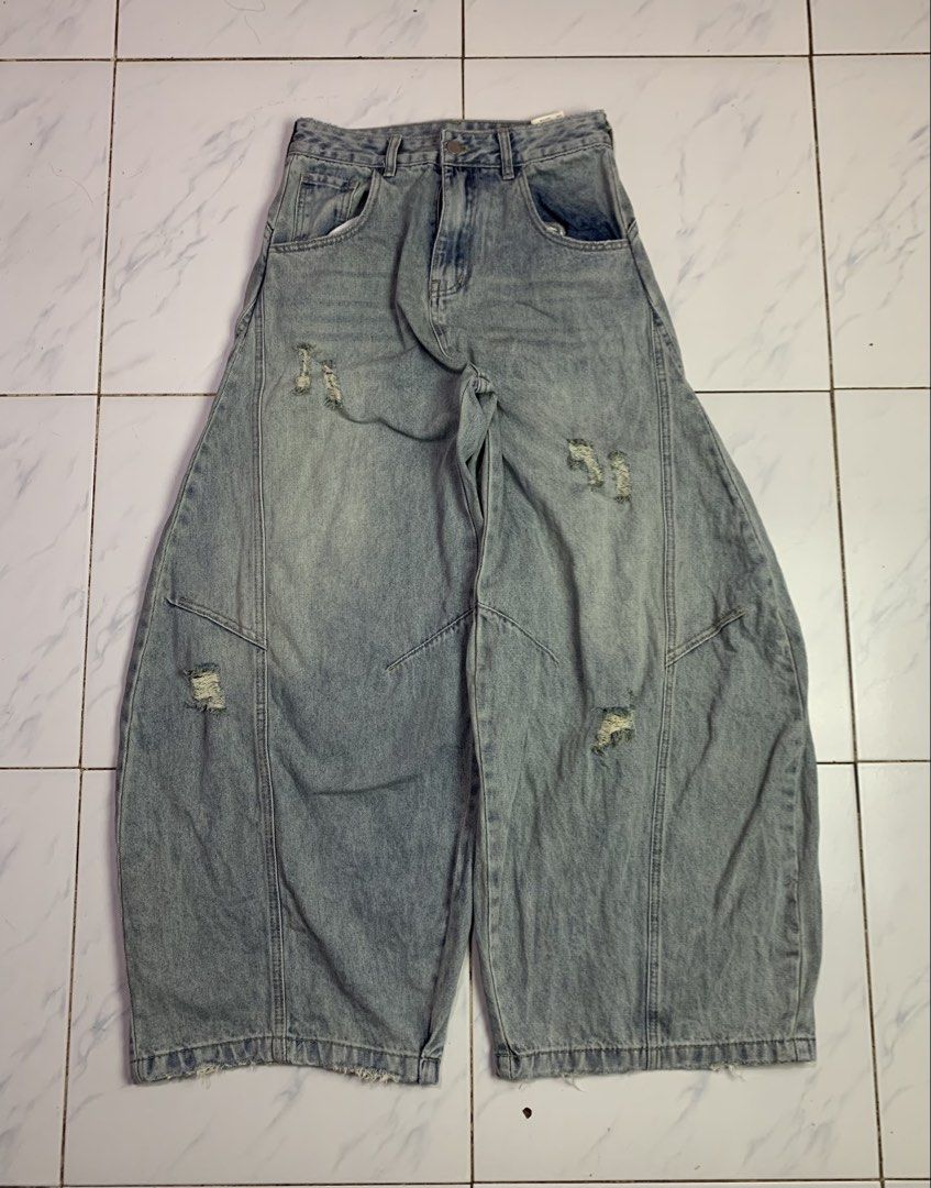 Random baggy pants (unisex) (Category: Jeans) located in Davao. Submitted by frnzy05 (Listing ID 1464831951, Image 1). Description: Random baggy pants Size - Small on tag Waist - 28 Thigh - 14 Length - 40.5 Leg Opening - 13 Issues - distressing Condition - Very good 749 + sf.