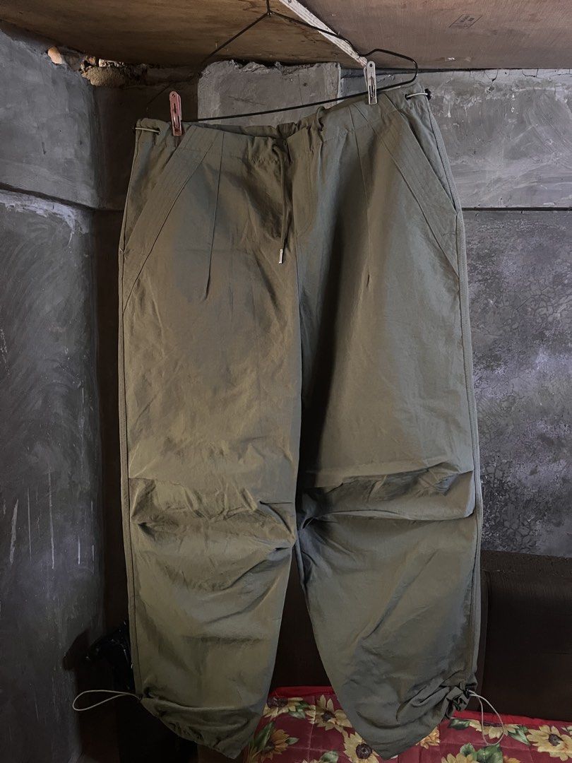 Random Military Parachute Baggy Pants (Category: Joggers) located in Quezon City. Submitted by yaboypong (Listing ID 1464823128, Image 1). Description: 16.5W 14Front Rise 14Thigh 41L 10LO Negotiable.