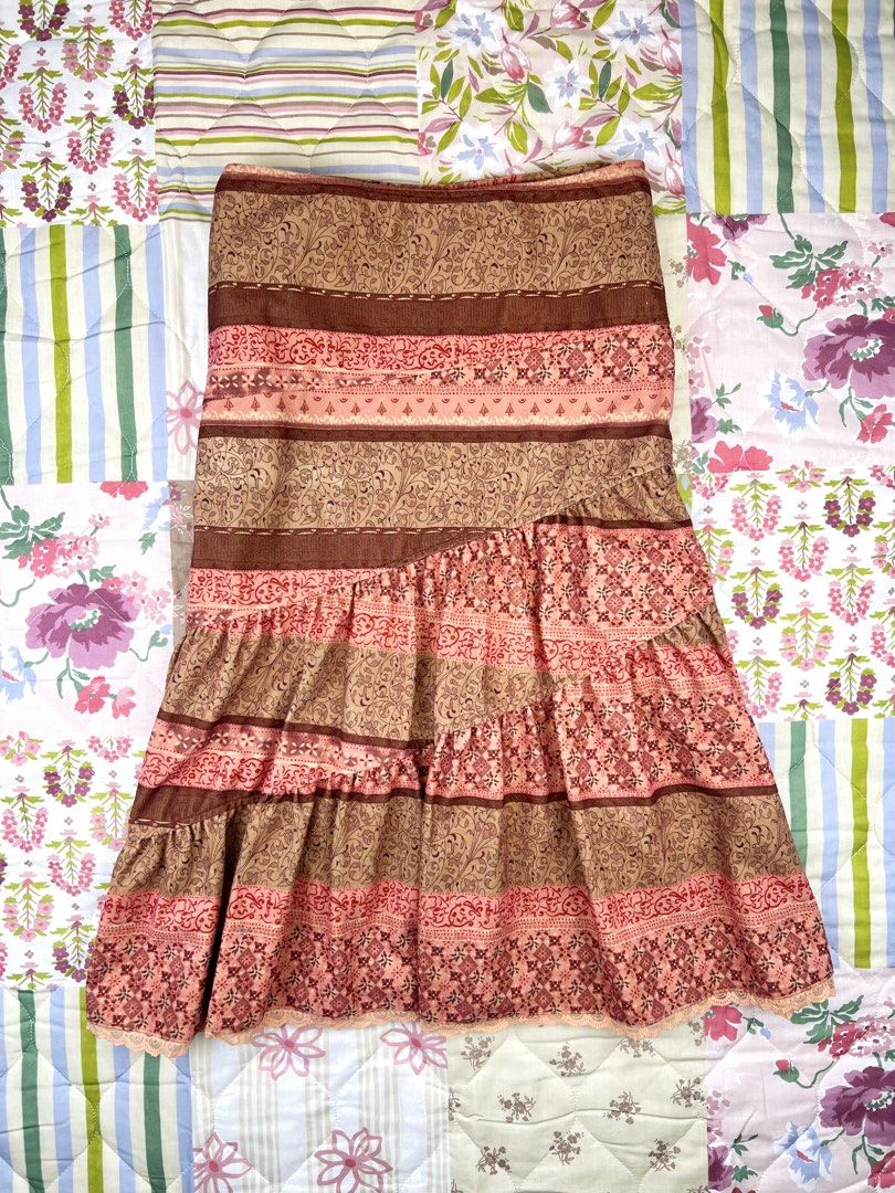 Random Patchwork Earth Tone Tiered Skirt (Category: Skirts) located in Angeles City. Submitted by fruits.ph (Listing ID 1464942067, Image 1). Description: Measurements Waist: 28” Hips: 36” Length: 26” Size on Tag: M Best Fit: 26-28” waist (S-M) *Flat lay measurements* Mannequin Size: (Waist:31 Hips:33) Color Rate: 10/10 Flaws: None Material: Cotton Polyester/Non Stretch ***Color may vary due to lighting. This item is properly washed and disinfect