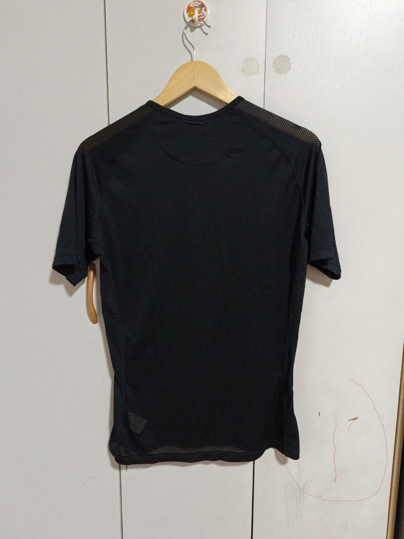 Rapha MEN'S LIGHTWEIGHT BASE LAYER-SHORT SLEEVE in Black size XL (Category: Activewear) located in Taguig. Submitted by nextflip (Listing ID 1464860805, Image 3). Description: excellent condition no issue.
