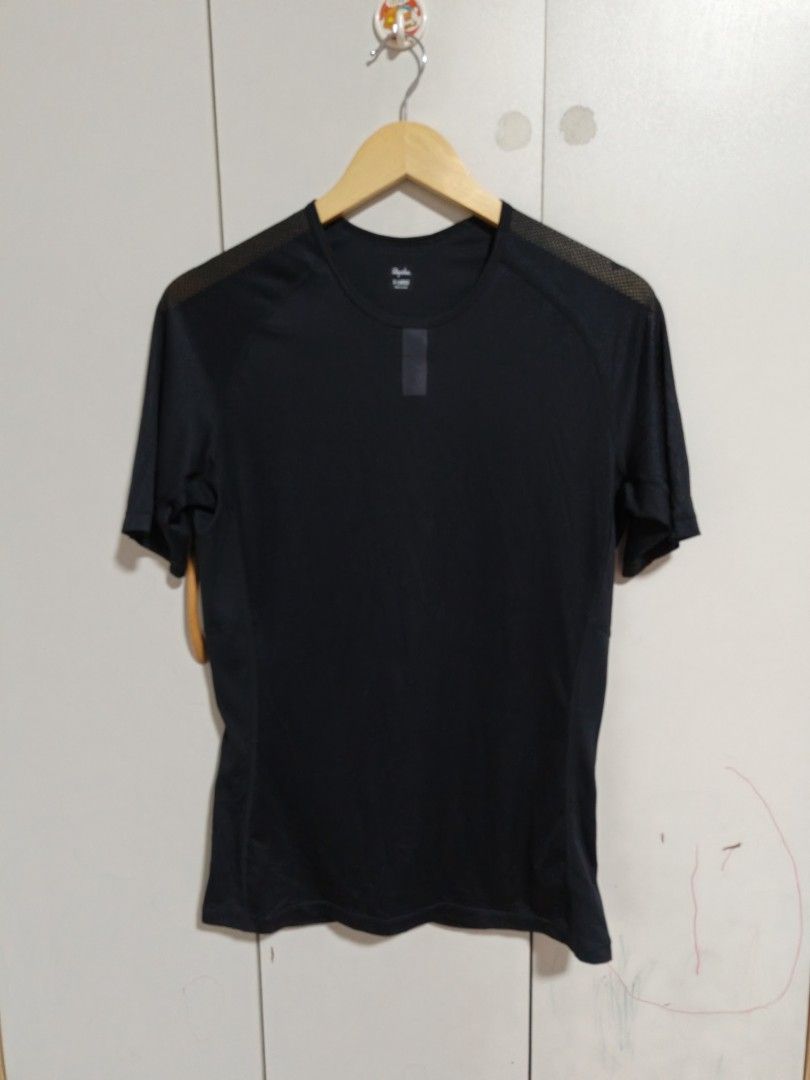 Rapha MEN'S LIGHTWEIGHT BASE LAYER-SHORT SLEEVE in Black size XL (Category: Activewear) located in Taguig. Submitted by nextflip (Listing ID 1464860805, Image 1). Description: excellent condition no issue.