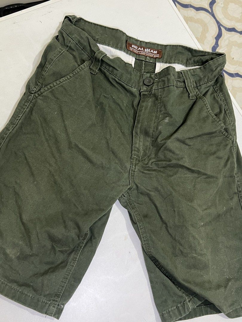 Real Han Green Casual Pants (Category: Shorts) located in Manila. Submitted by sennisen (Listing ID 1464922455, Image 1). Description: - Brand: Real Han - Color: Green - Style: Classic casual pants - Features: Front pockets & front button closure - Material: Durable fabric, great for daily wear - Details: Brand logo clearly displayed on the waistband.