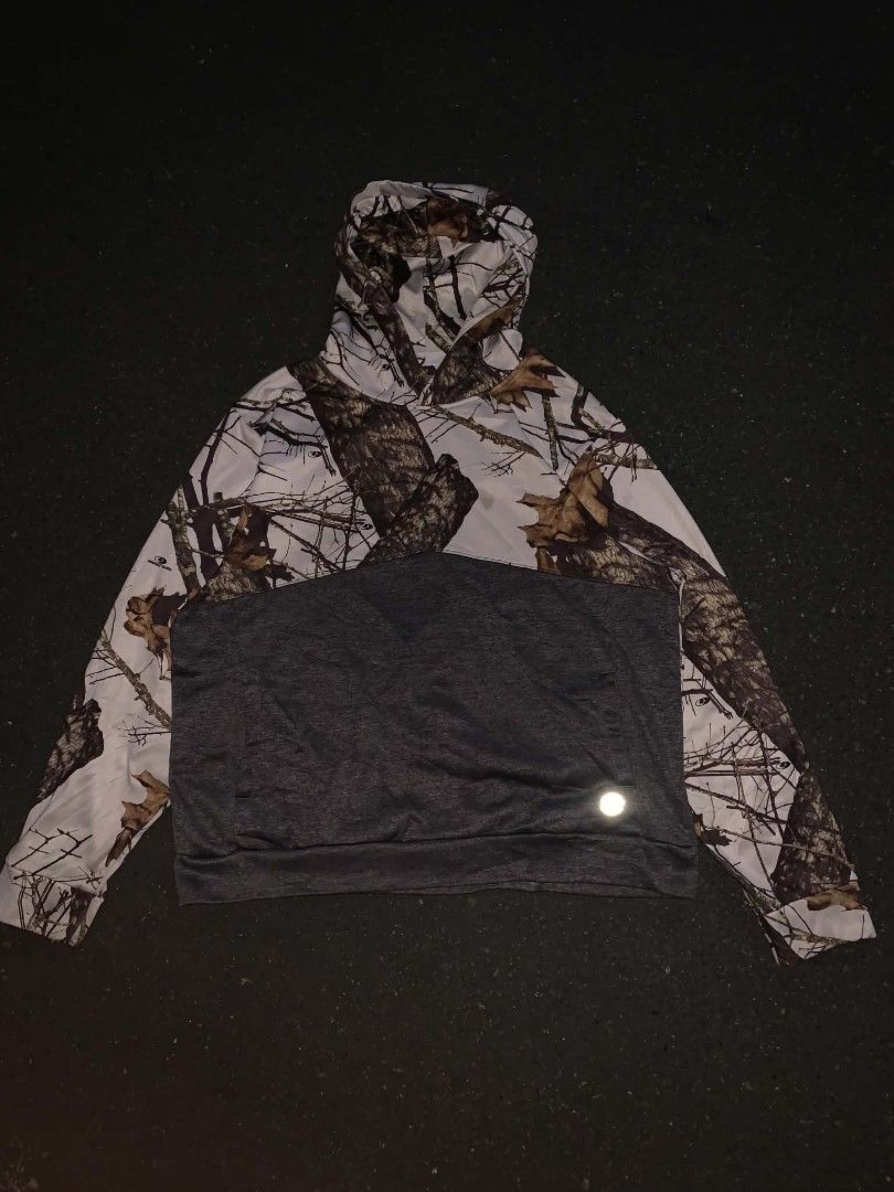Real Tree (Category: Hoodies) located in Paranaque City. Submitted by ano_tara7 (Listing ID 1464930175, Image 2). Description: Size: Large Dimes: 27×23 Color Rate: 10/10 No issue.