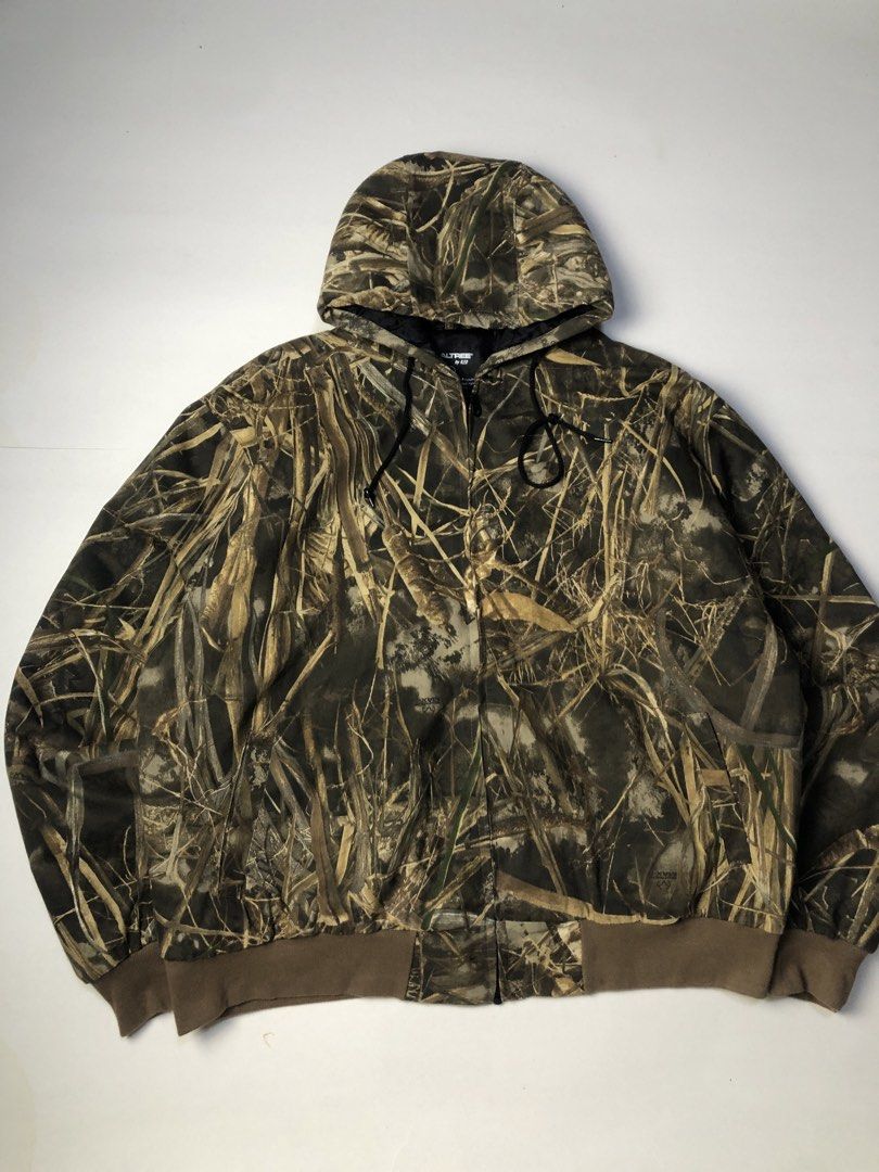 Realtree Camo Zip-Up Hooded Jacket Size XL (Category: Coats, Jackets and Outerwear) located in Calauan. Submitted by lancesuerte13 (Listing ID 1464837310, Image 2). Description: RealTREE •W 29 L 28.5 Boxy fit •Color rate:10/10 •Condition:10/10 •No issue •Best Fit: Xl-2XL.