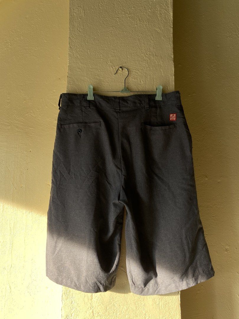 Vans Red kap Short (Category: Shorts) located in Calapan. Submitted by mnlhabithrift23 (Listing ID 1464901213, Image 2). Description: Waist : 34 Length : 25 Leg hole : 12 Color rate : 9/10 Issue : none.