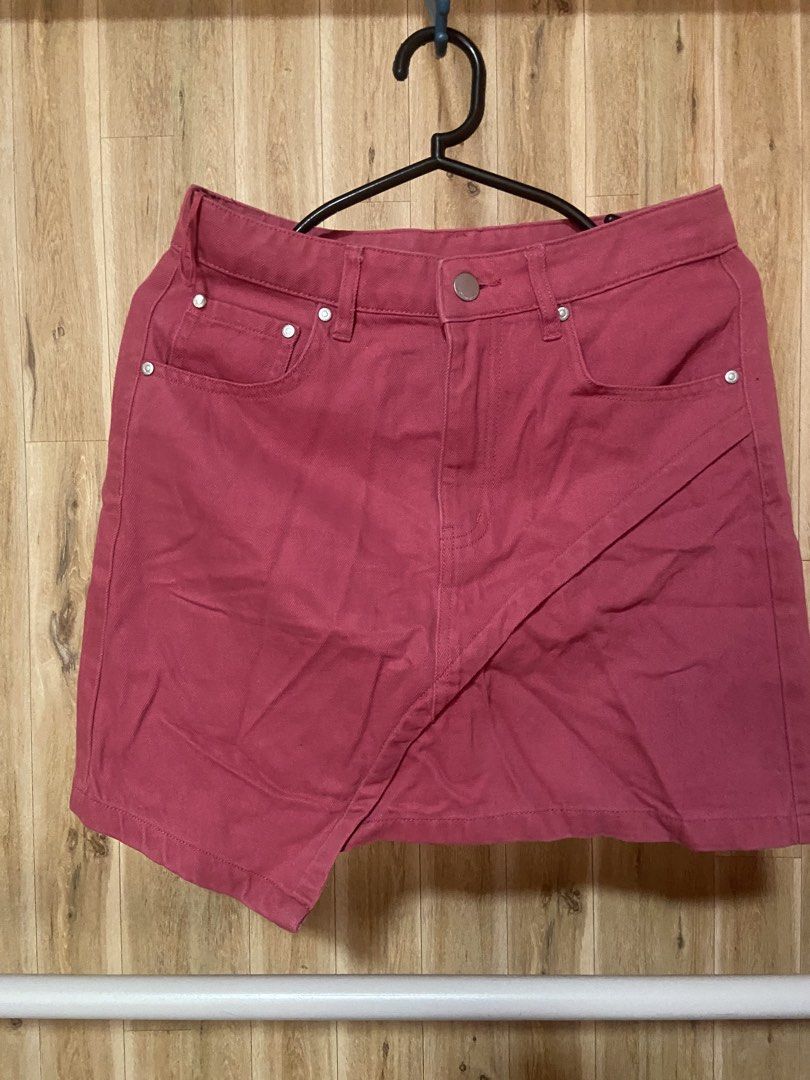 Red mini skirt (Category: Skirts) located in Angono. Submitted by peaichy (Listing ID 1464811347, Image 1). Description: Size small Condition still good .