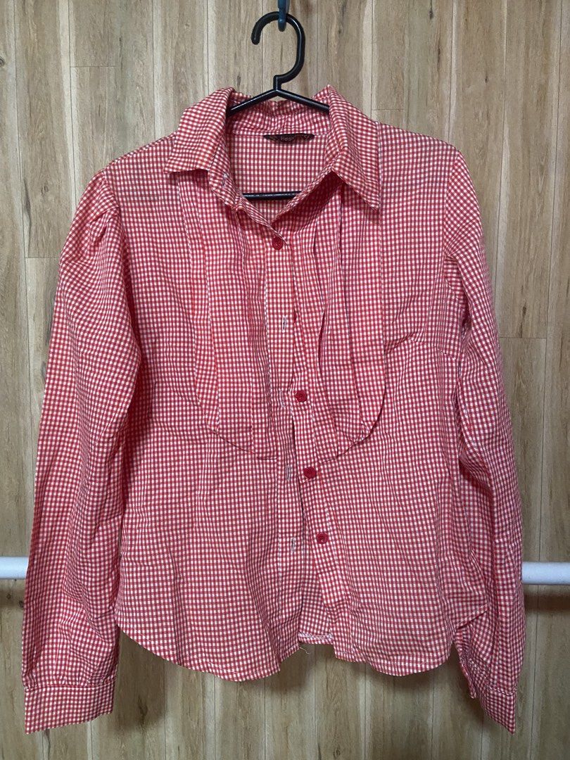 Red White Gingham Checkered Long Sleeve Button Down Blouse (Category: Longsleeves) located in Angono. Submitted by peaichy (Listing ID 1464811110, Image 1). Description: - Classic red and white gingham pattern Small.