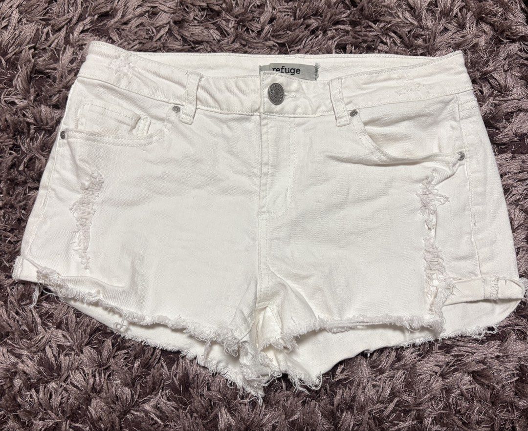 Refuge White Ripped Denim Shorts (Category: Shorts) located in Quezon City. Submitted by jjccly (Listing ID 1464898454, Image 1). Description: size 4 on tag (best fit 24-25 waist) color rate: 8/10 has mild pink discoloration due to mix with reds during laundry no ww/addtl pic reqs.