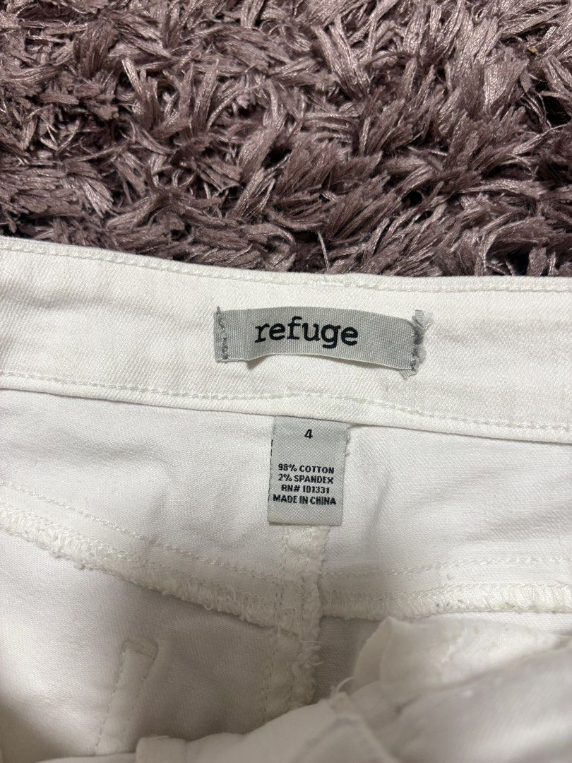 Refuge White Ripped Denim Shorts (Category: Shorts) located in Quezon City. Submitted by jjccly (Listing ID 1464898454, Image 3). Description: size 4 on tag (best fit 24-25 waist) color rate: 8/10 has mild pink discoloration due to mix with reds during laundry no ww/addtl pic reqs.