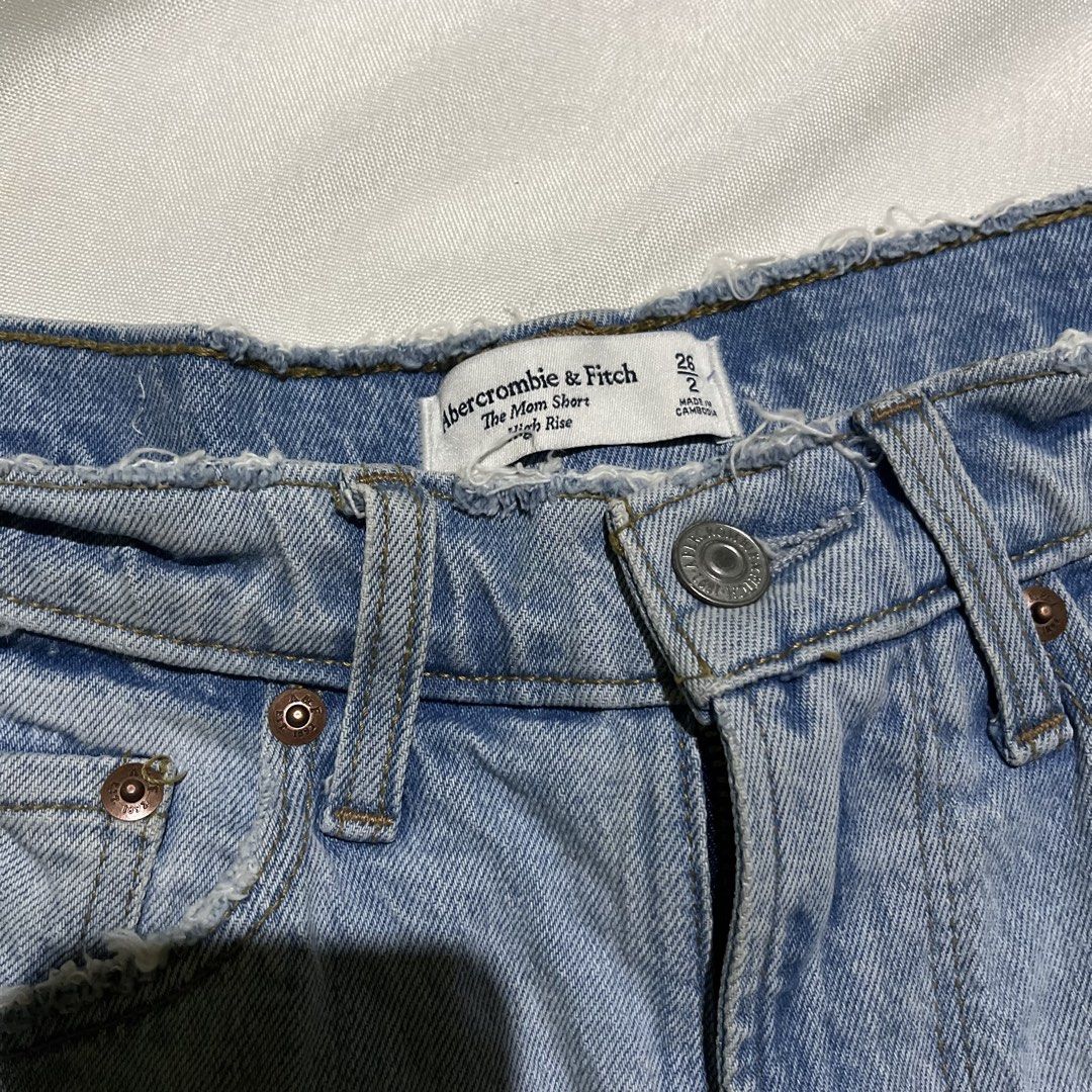 Ripped Short (Category: Shorts) located in Santo Tomas. Submitted by closetklo (Listing ID 1464910458, Image 3). Description: Like new Hard denim Thick fab Size: 26-27.