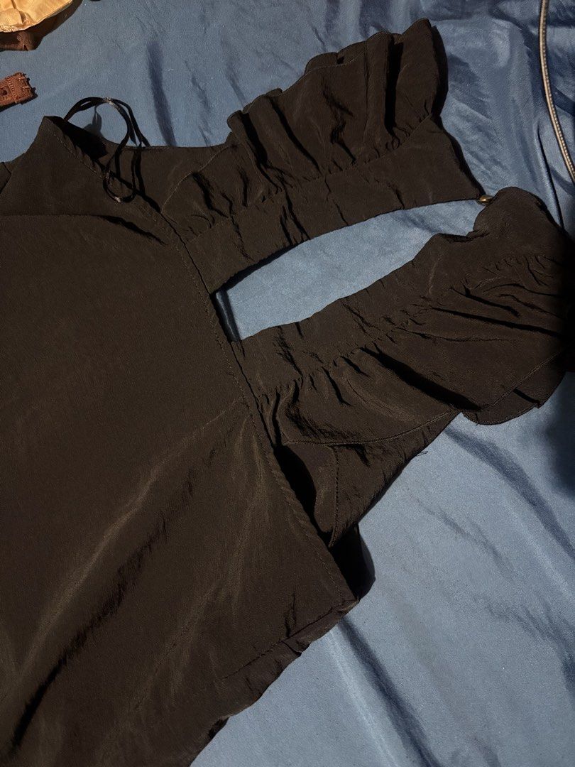 River island elegant black top (Category: Sleeveless) located in Manila. Submitted by wearly.fits (Listing ID 1464942955, Image 3). Description: - onhand, ready to ship - Pay first - From UAE - Loc: Manila - Gcash, Bank Transfer - Lalamove, J&T (buyer must shoulder shipping fee) .