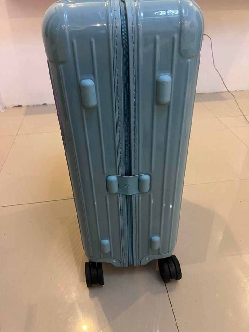 rm0wa luggage medium (Category: Luggage) located in Dasmarinas. Submitted by maisonclair23 (Listing ID 1464842158, Image 2). Description: coded no papers .