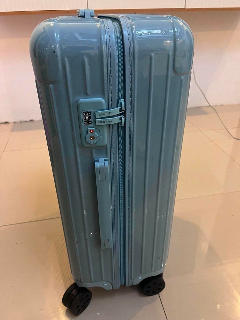 rm0wa luggage medium (Category: Luggage) located in Dasmarinas. Submitted by maisonclair23 (Listing ID 1464842158, Image 3). Description: coded no papers .