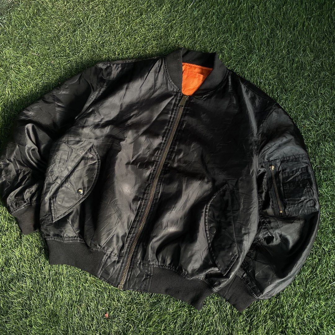 Robinson Military and Work Reversible Bomber Jacket (Category: Coats, Jackets and Outerwear) located in Pasig City. Submitted by icie_finds (Listing ID 1464876649, Image 2). Description: Robinson Military and Work Reversible Bomber Jacket SIZE: Fits Large (Tagged L) DIMES: Width: 26 inches Length: 26 inches Model: Robinson Military and Work Reversible Flight Bomber Jacket Style: Classic reversible tactical flight jacket featuring a sleek black sh