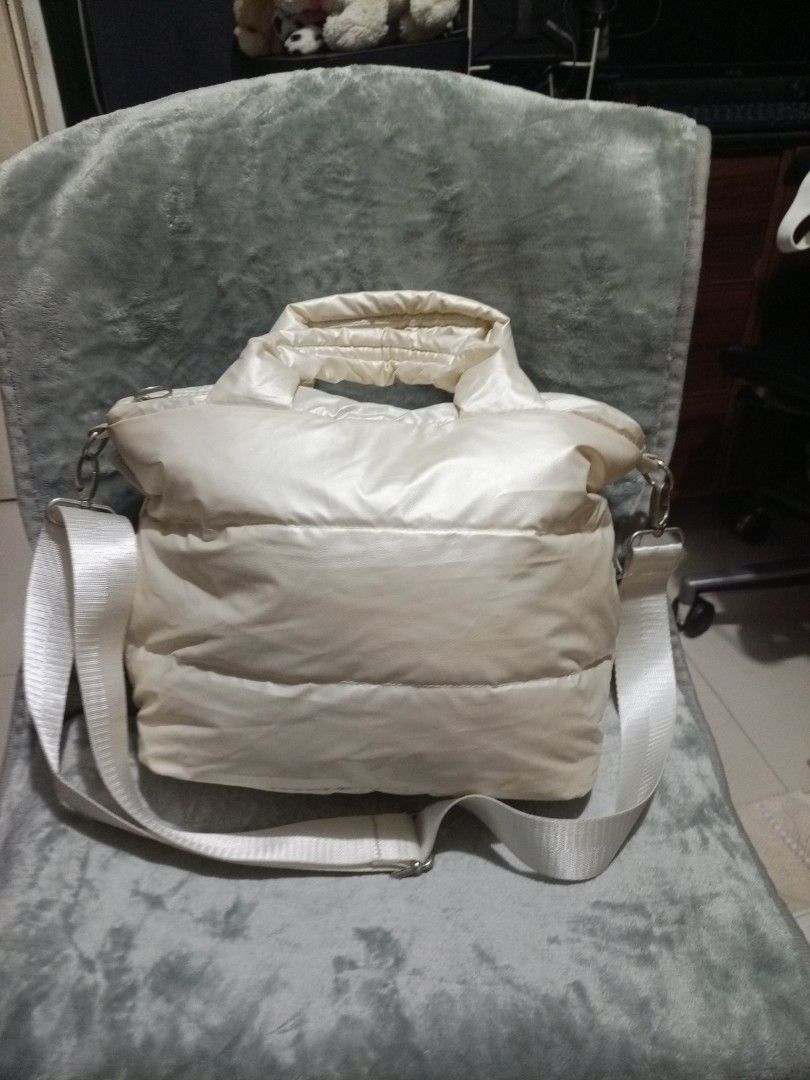 ROOTOTE Hand/Sling Bag (Category: Cross-body Bags) located in Davao. Submitted by hermiepiam75360 (Listing ID 1464827253, Image 2). Description: .