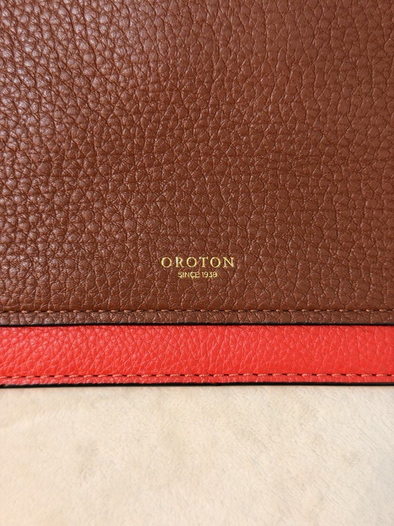 RUSH Oroton Leather Duo Medium Pouch (Category: Luxury Bags & Wallets) located in Makati City. Submitted by banshee1411 (Listing ID 1464932711, Image 3). Description: Brand new / never used, still with tag! 🏷️ 🇦🇺 Oroton — Australian brand Made with genuine Australian leather + heavy, quality hardware. 💰 Bought for ₱10,000+ 🔥 Selling for only ₱2,500 — STEAL PRICE! 📍 San Lorenzo Place, Tower 4 - Brand: Oroton - Material: Genuine Leather - Col