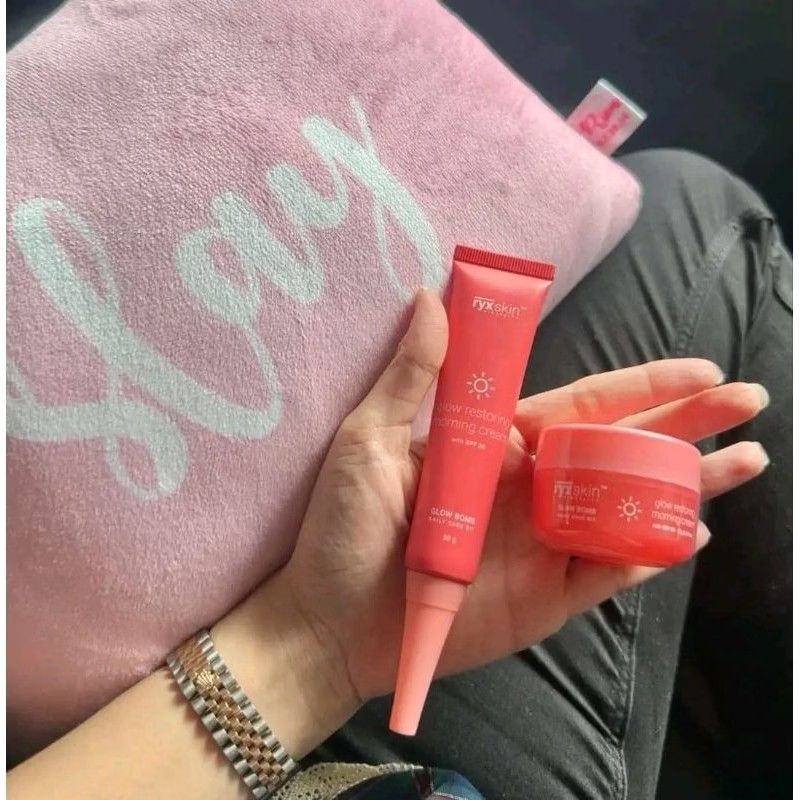 Ryx Skin Glowbomb Sunblock (Category: Face Care) located in Manila. Submitted by jadrianzen (Listing ID 1464891487, Image 3). Description: WHY RYX SUNSCREEN IS THE BEST? • lightweight • non sticky, matte finish • para ka ng naka-BB cream • milky chocolate scent It’s lightweight gel cream that smooths on nicely and dries down to a matte and slightly dewy. Instantly absorbs into skin with no grease. It helps prevent sun damage and skin cancer. Prot