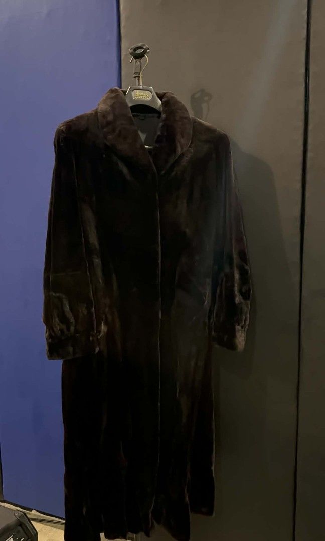 Saga Mink (Category: Coats, Jackets and Outerwear) located in Quezon City. Submitted by dex.colletions (Listing ID 1464896178, Image 2). Description: authentic trenchcoat declutering small - medium pm.