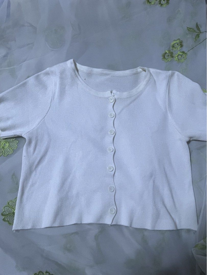 SALE WHITE KOREAN BUTTON DOWN CROP TOP (Category: Blouses) located in Cavite. Submitted by thaliaprlvd (Listing ID 1464875662, Image 1). Description: .