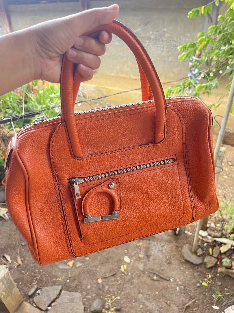 Salvatorre Ferragamo Bag (Category: Luxury Bags & Wallets) located in Baloi. Submitted by yusra3024 (Listing ID 1464770522, Image 3). Description: See pics.