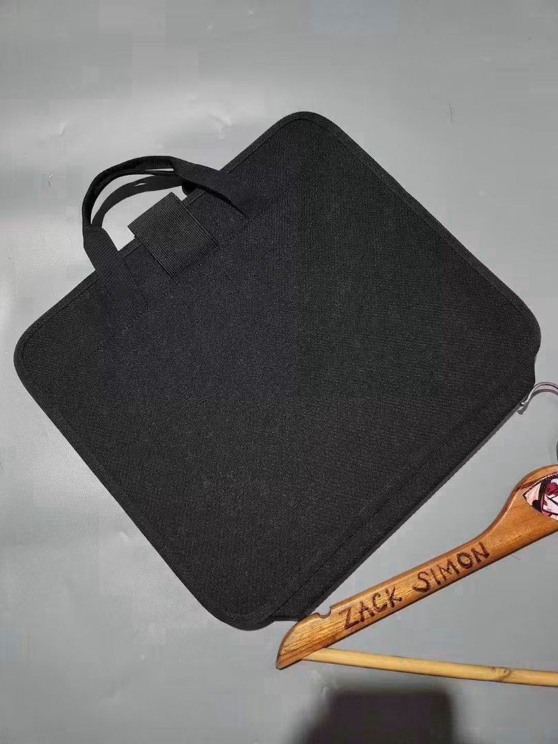 SAMSONITE (Category: Laptops & Notebooks) located in General Santos City (Dadiangas). Submitted by alzacksimo35414 (Listing ID 1464844433, Image 3). Description: 500 +sf PHOTO MAY VARY DUE TO LIGHTING 🥰 Brand: SAMSONITE laptop sleeve carrying case garterized lock ✅️actual dimention 13 × 13 ✅️as new condition ✅️9.8 colorate ✅no issue DISCLAIMER: Please note that I ZACK SIMON is not affiliated with or endorsed by any brand. Any brand names or trad