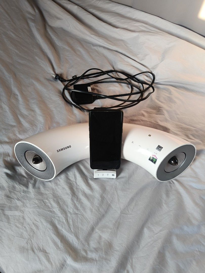 samsung dock speaker (Category: Soundbars, Speakers & Amplifiers) located in Talisay. Submitted by burdagz13 (Listing ID 1464851050, Image 1). Description: condition: good as new colorrate: 10-10 issue: none 💸 First pay basis only 🚀 J&T shipping nationwide (doortodoor).