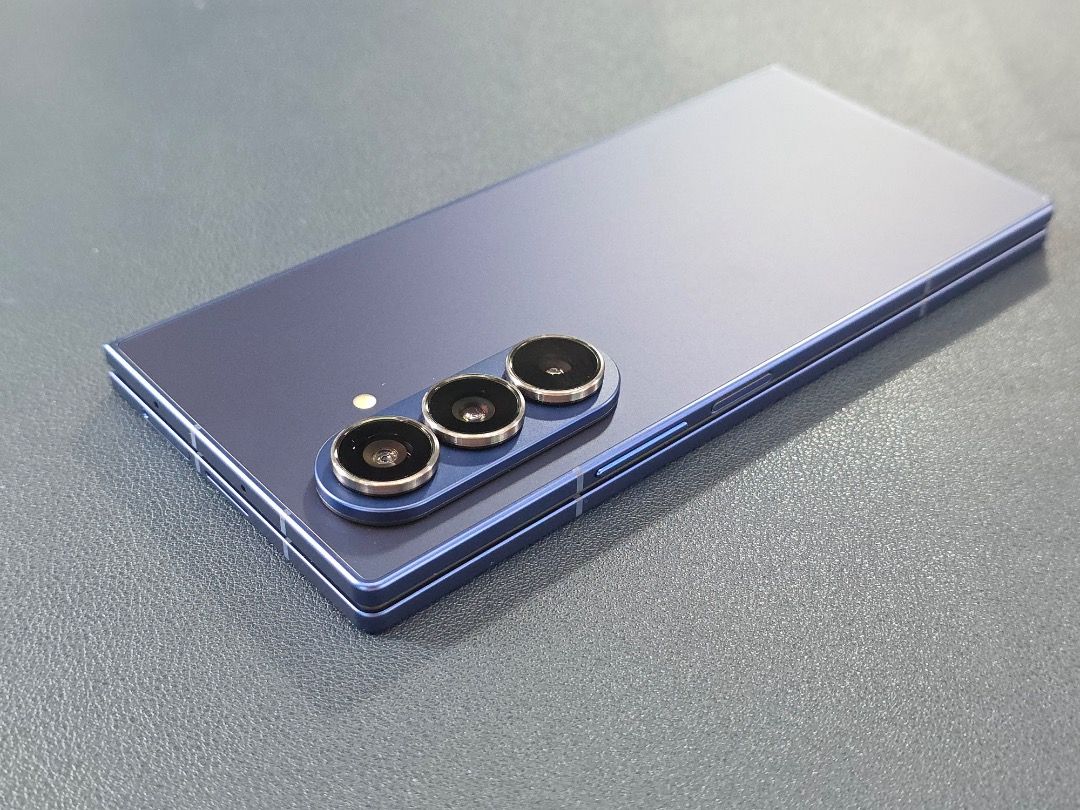 Samsung Galaxy Fold 7 Blue Complete with Box Openline (Category: Samsung) located in Pasig City. Submitted by samsungtolentinoph (Listing ID 1464964474, Image 3). Description: For sale only! Samsung Galaxy Fold 7 5G 🏷️ Price list: 256GB - 48,500 pesos 512GB - 53,500 pesos 🎨 Colors: Black, Blue 📦 Package and Condition: Complete with Box | Good as new | No hidden issues | No history of repair 🔑 Key specs: Display: 8.0" Main Screen + 6.5" Cover 