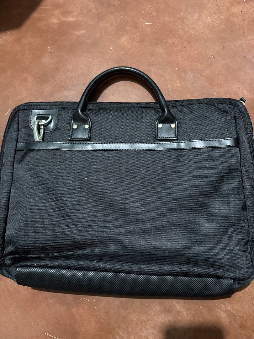 SAMSUNG LAPTOP BAG - 15 inch (Category: Laptop Bags & Sleeves) located in Enrique B. Magalona (Saravia). Submitted by shamyl0917 (Listing ID 1464841545, Image 2). Description: - GOOD AS NEW 100% - MAKAPAL - with manual guides - can send you a video to my TikTok account .